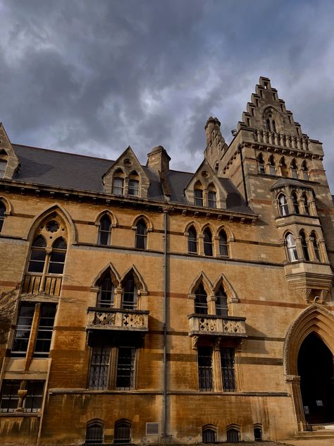 Christ Church College in Oxford #oxford #oxforduniversity #christchurch #england #uk #travel #travelphotography #thingstoseeinoxford #architecture Christchurch College Oxford, Christ Church, Oxford University, England Uk, Christchurch, Uk Travel, Beautiful Buildings, Notre Dame, Travel Photography