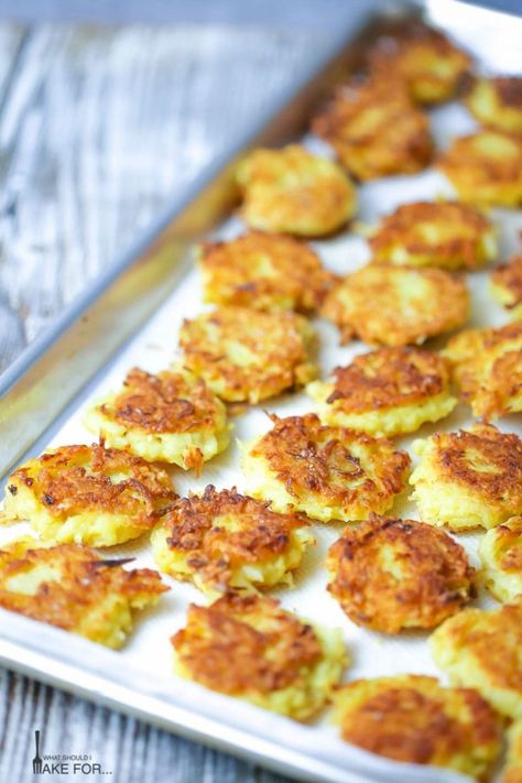 Baked Latkes Recipe, Hanukkah Foods, Zucchini Latkes, Potato Latke Recipe, Potato Appetizers, Mini Potatoes, Potato Latkes, Hanukkah Food, Bite Size Appetizers