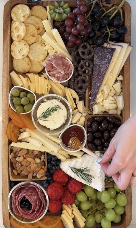 Charcuterie Appetizers, Grazing Board, Cooking Easy, Charcuterie Inspiration, Charcuterie And Cheese Board, Charcuterie Recipes, Healthy Food Motivation, Reduce Food Waste, Food Platters