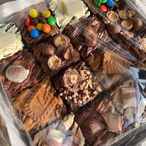 Homemade Brownies Aesthetic, Brownies Decoration, Brownie Aesthetics, Brownie Boxes, Birthday Brownies, Brownie Treats, Mini Brownies, Brownie Bites, Chocolate Chunk