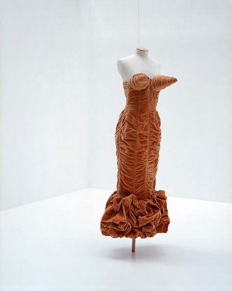 Jean Paul Gaulthier FW 1984-85 / Palais Galliera’s “Anatomy of a Collection” Fashion Museum, Embroidered Dresses, Museum Fashion, Orange Velvet, Victor Hugo, The Outfit, Paul Gaultier, Site Internet, Jean Paul