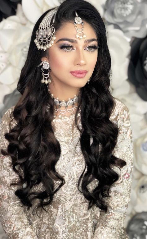 Hairstyle With Jhumar, Jhumar Hairstyle, Valima Hairstyle, Valima Makeup, Pakistani Bridesmaids, Party Hairstyles For Long Hair, Pakistani Bridal Hairstyles, Hairstyles Pakistani, Bridal Hair Down