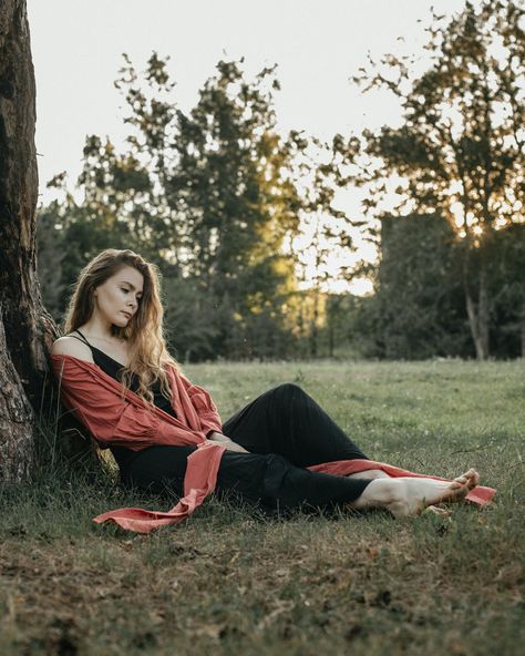 Woman sitting on ground leaning on tree · Free Stock Photo Calm Woman, House Flipper, Grassy Meadow, Property Owner, House Flippers, Ancient Goddesses, Green Ground, Tree Pose, Tree Free