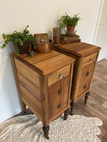 Drop Side Table Makeover, Vanity Repurpose Ideas, Diy Vintage Nightstand, Desk Turned Into Nightstands, Old Vanity Ideas Repurposed, Upcycled Nightstand Ideas, Vanity Into Nightstands, Desk Into Nightstand, Antique Nightstand Makeover