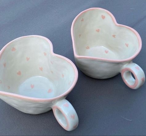 Punch Pot Ideas, Pottery Painting Hearts, Heart Ceramics Ideas, Aesthetic Pottery Ideas, Heart Pottery, Pottery Cafe, Tanah Liat, Pretty Mugs, Pottery Painting Designs