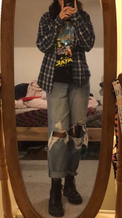 Womens 90s Outfits Grunge, Cool Outfits With Jeans, School Outfits Aesthetic Grunge, Grunge Causal Outfits, Artistic Grunge Outfit, Shaggy Aesthetic Outfit, Outfit Ideas Indie Grunge, 90s Skater Grunge Outfits, Outfit Inspo Grunge Casual