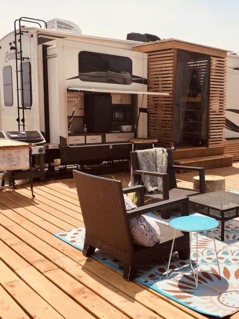 Trailer Patio Ideas Outdoor Spaces, Rv Patio Ideas Campsite, Camper Decks Ideas Patio, Stationary Rv Outdoor Setup, Rv Patio Decorating Ideas, Rv Site Setup Ideas, Rv Campsite Setup Ideas, Outdoor Rv Patio Ideas, Rv Outside Decorating Ideas