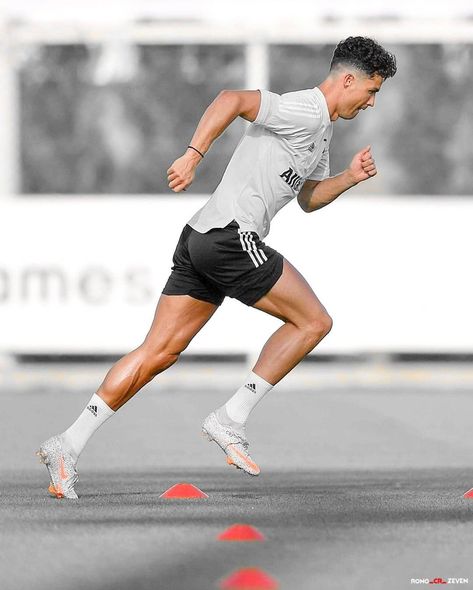 Yesterday the training was at 5 pm, Ronaldo arrived at 12 for additional sessions.  Leading by examples.The most hardworking player ever.🔥… Ronaldo Running, Ronaldo Training, Cristiano Ronaldo Training, Football Training, Cristiano Ronaldo, Ronaldo, Football, Train, Running