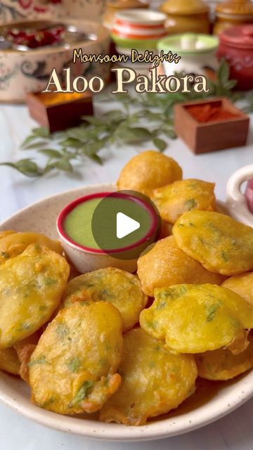 Aloo Bajji Recipe, Snacks Corner, Monsoon Food, Aloo Pakora, Evening Snacks Indian, Healthy Evening Snacks, Dinner Ingredients, Potato Fritters, Veggie Snacks