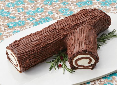 How to Make a Chocolate Yule Log Cake for the Holidays Traditional Christmas Dessert Recipes, Yule Log Cake Recipe, Yule Log Recipe, Yule Log Cake, Amazing Chocolate Cake Recipe, Log Cake, Yule Log, Christmas Dessert, Christmas Food Desserts