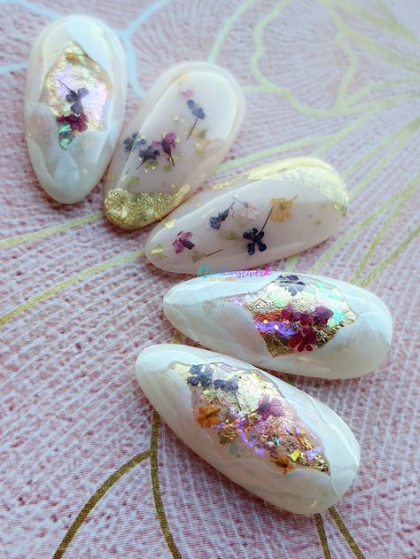 Capsulated Nails Flowers, Nail Art Dried Flowers, Real Flower Nail Art, Pressed Flowers Nails, Dried Flower Manicure, Dried Flowers Nail Art, Nails With Real Flowers, Real Flower Nails, Nails With Dried Flowers