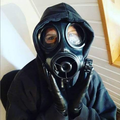 S10 Gas Mask, Apocalypse Ideas, Gas Masks & Respirators, Scuba Diving Pictures, Diving Pictures, Gas Mask Girl, Dangerous Women, Gas Masks, Mask Girl