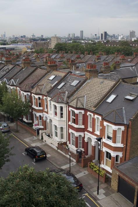 View from the roof in Clapham Oldtown, London, UK - by elias_daniel English Houses London, House In The City, Country Townhouse, English Suburban House, Uk Townhouse, English Street, British Terrace House, House London, Uk Buildings