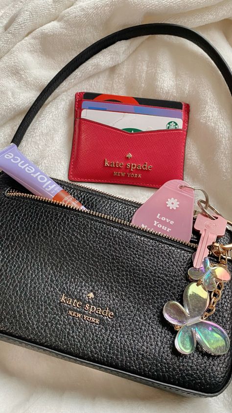 Kate Spade Wallet Aesthetic, Keely King, Fall Athletic Outfits, What's In My Purse, Inside My Bag, Womens Athletic Outfits, Purse Essentials, Summer Hiking Outfit, Handbag Essentials