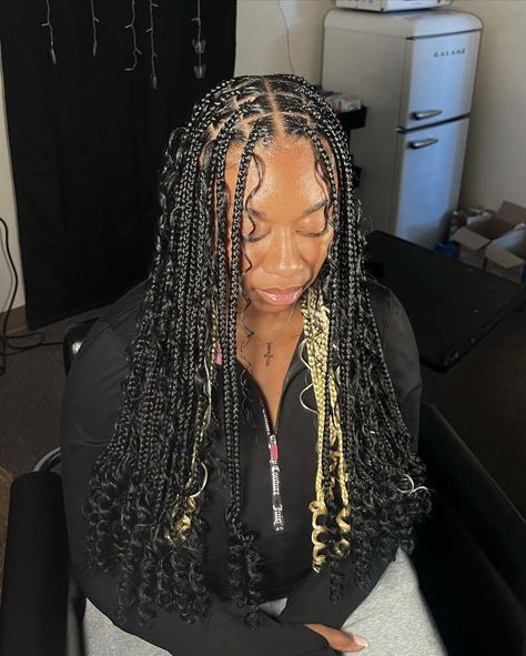 𝚙𝚒𝚗 | 𝚑𝟶𝟶𝚍𝚛𝚒𝚌𝚑𝚟𝚊𝚌𝚊 | Black And Blonde Goddess Braids, Blond And Black Braids, Blonde And Black Braids, Weave Hairstyles Braided, Short Box Braids Hairstyles, Braided Hairstyles For Black Women Cornrows, Feed In Braids Hairstyles, Goddess Braids Hairstyles, Quick Natural Hair Styles