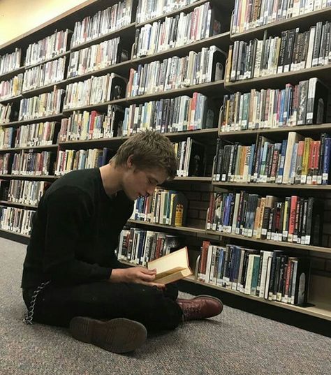 Boys Reading Books Aesthetic, Book Boy Aesthetic, Effective Notes, Boys Aesthetic Outfits, Notes Cute, Men Reading, Studying Aesthetic, Guys Read, College Boys