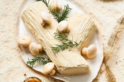 Our beautiful White Christmas Bûche de Noël is a vanilla yule log cake that will be the centerpiece of your Christmas celebration. Meringue Mushrooms, Bookshelf Inspo, Traditional Christmas Desserts, Vanilla Desserts, Fab Cakes, Yule Log Cake, Log Cake, Vanilla Sponge, Yule Log