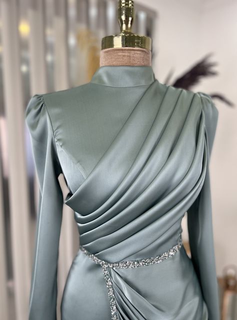 Dress Hijab Satin, Satin Dress Hijab, Bridesmaid Dresses Hijab, Dark Blue Bridesmaid Dresses, Hijab Clothes, Long Hijab, Elegant Silk Dresses, Satin Hijab, Party Dress Inspiration