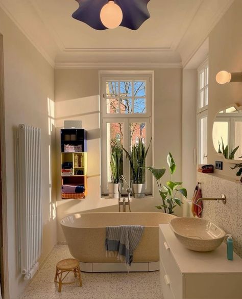 Small Apartment Aesthetic, Comfy Bathroom, Apartment Aesthetic Cozy, Cotswold House, Dream House Bedroom, Home Nyc, Cozy Bathroom, Classy Living Room, Aesthetic Cozy