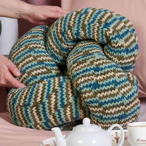 Create a Beautiful Knit Square Knot Friendship Pillow Knot Pillow Pattern, Knot Pillow Tutorial, Knit Pillow Pattern, Pillow Knitting Pattern, Friendship Pillow, Loop Pillow, Pillow Knitting, Knit Decor, Friendship Knot