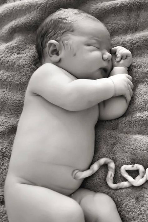 This Powerful Photo of a Baby Still Connected to His Placenta Shows How Mind-Blowing Birth Is Home Birth Photography, Unique Maternity Photos, Mother Baby Photography, Birth Photos, Unique Baby Names, Birth Photography, December 30, Pregnancy Birth, Kids Recipes