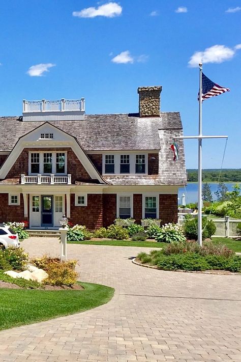 Southern Cape Cod House, New England Shingle Style Homes, Cap Cod Style Homes Interior Design, New England Cape House, Shingle Style Beach House, Cap Cod Style Homes, Cape Cod Architecture Home, Nantucket Style Homes Exterior, Cape Cod Style Mansion