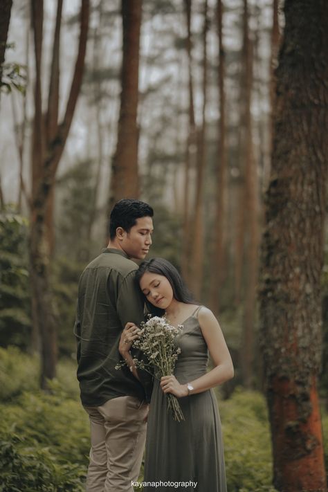 Couple Outdoor Shoot Poses, Pre Nup Poses Couple Pictures, Prenup Nature Photoshoot Ideas, Couple Poses For Pre Wedding Photoshoot, Pre Wedding Nature Photo Ideas, Prenup Wedding Photoshoot, Pre Wedding Shoot Ideas Forest, Nature Pre Wedding Photoshoot, Forest Pre Wedding Photoshoot