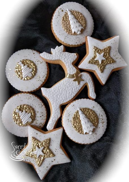 Silver And Gold Christmas Cookies, Gold Christmas Cookies, Christmas Cookie Icing, Gold Cookies, Biscuit Decoration, Christmas Sugar Cookies Decorated, Cute Christmas Cookies, Reindeer Cookies, Easter Sugar Cookies