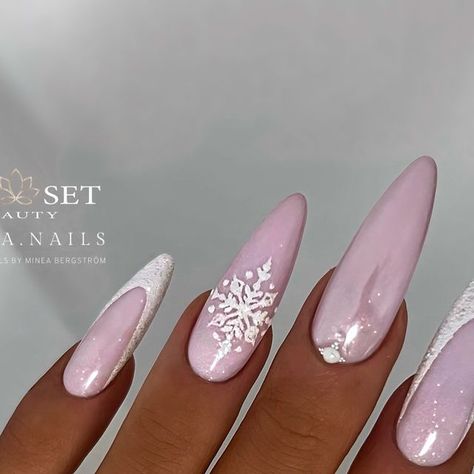 Nails By Minea Bergström on Instagram: "Winter vibes ❄️❄️❄️ ————————————————————————— Products used: • One Stroke Gel French White • Fairy Builder Gel Princess • Perfect Match Ice Opal • Glass Chrome Pigment • Crystal Shine Top Coat Products from @jet_set_beauty_nails 💅🏼 ————————————————————————— #glitternails #frenchnails #winternails #chromenails #snowflakenails #whitenails #christmasnails ————————————————————————— #rakennekynnet #geelikynnet #gelnails #gelenaglar #nailsofinstagram #nailsoftheday #nailinspiration #rakennekynnetjoensuu #geelikynnetjoensuu" Almond Gel Nails, Snow Nails, December Nails, White Fairy, Indigo Nails, Cute Christmas Nails, Seasonal Nails, Best Nail Art Designs, Glass Nails