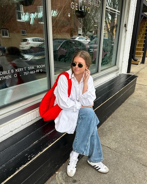 I don’t know what to do with my hands 🤷🏼‍♀️ also I think it’s bright red bags from here on out Spring style, street style, spring outfit ideas, minimal fashion, oversized style Creative Style Outfits, Red Bag Style, Red Bag Outfit, Street Style Spring, Street Style Bags, Minimal Street Style, Fashion Oversized, Spring Outfit Ideas, Red Bag