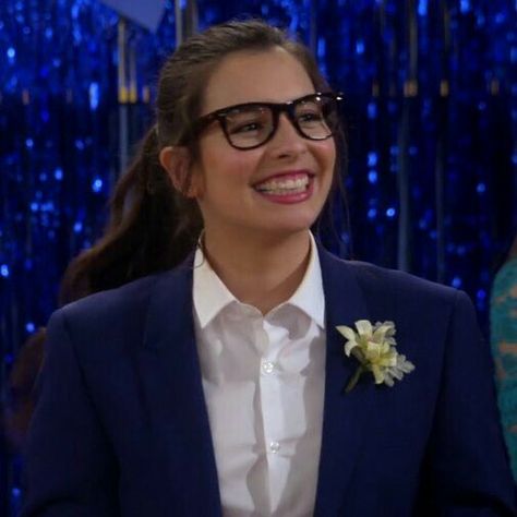 i love her so much Elena Alvarez, Crazy Ex Girlfriends, Gown Suit, Crazy Ex, One Day At A Time, Comedy Tv, Girls With Glasses, Smash Cake, Character Aesthetic