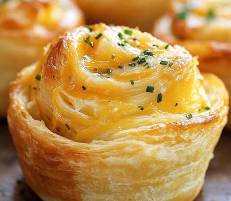 Taste Texas Charm: Cheesy Garlic Cruffins with a Savory Twist - NewsBreak Cheesy Garlic Cruffin Recipe, Cheesy Garlic Cruffins, Cheesy Garlic Cruffin, Garlic Cruffins, Ham Hocks And Beans, Garlic Twist, Cruffin Recipe, Best Beef Jerky, Baked Cream Cheese Spaghetti