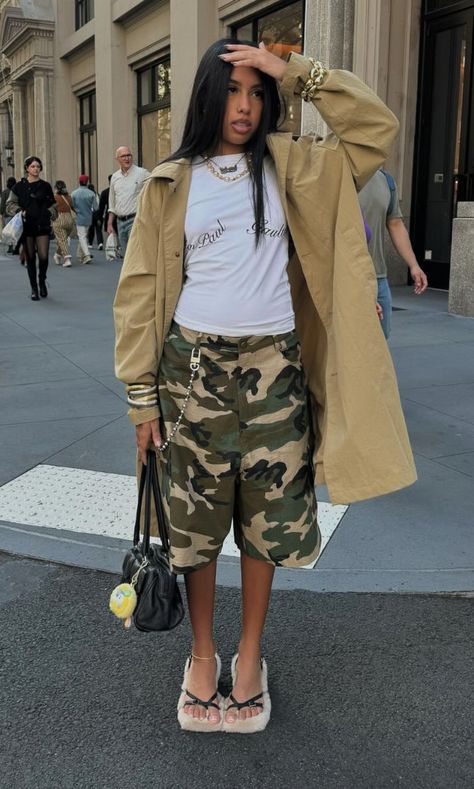 Camo Trench Coat, Urban Jungle Outfit, Camo Jorts Outfit, Baggy Camo Pants Outfit, Camo Baggy Pants, Camouflage Pants Outfit, Eccentric Aesthetic, Jungle Outfit, Fashion School Outfits