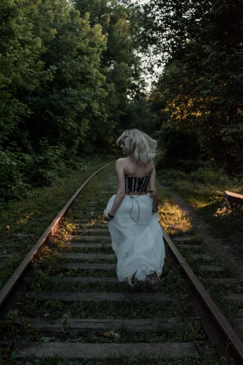 Train Track Photoshoot Aesthetic, Train Tracks Photoshoot, Traintrack Photoshoot Ideas, Emo Senior Pictures, Train Track Poses, 50 Photoshoot, Train Track Photoshoot, Railroad Photoshoot, Gothic Photoshoot