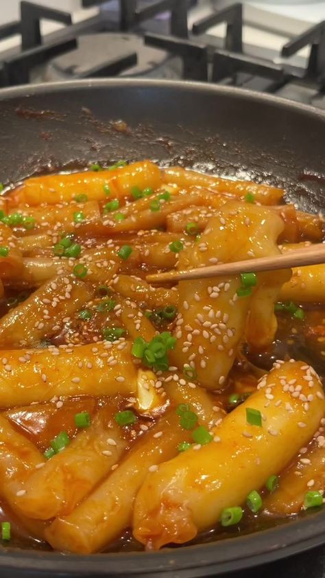 Rice Paper Tteokbokki, Korean Soy Sauce, Tteokbokki Recipe, Farmers Market Recipes, Tasty Recipes Videos, Ramen Recipes, Tiny Food, Valentines Food, Food Trends