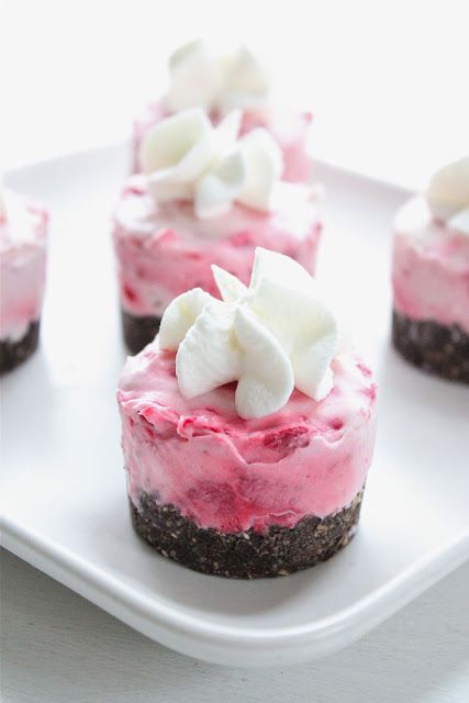 NO BAKE MINI RASPBERRY CHEESECAKES. 1/2 cup confectioner's sugar, you can use 3/4 cup; 1 tablespoon Agar powder, or gelatin instead; 1/4 cup hot water; 8 oz low fat cream cheese; 1/4 cup heavy cream; 10 oz organic raspberries (frozen); 1/3 cup oats, gluten free; 1 tablespoon chia seeds; 8 graham crackers, gluten free; 4 tablespoon butter, melted; 1 tablespoon almond milk; 1 tablespoon dark cocoa powder Raspberry Cheesecakes, Small Desserts, Bake Desserts, Raspberry Cheesecake, Mini Cheesecakes, Eat Dessert, Mini Desserts, Decadent Desserts, Sweets Treats