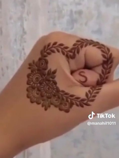 Henna Initials Design, S Mehndi Design Letter, Henna Designs For Fingers, Mehedi Degins, Tattoo Henna Design, Simple Arabic Mehndi Designs, Henna Tattoo Kit, Modern Henna, Modern Henna Designs