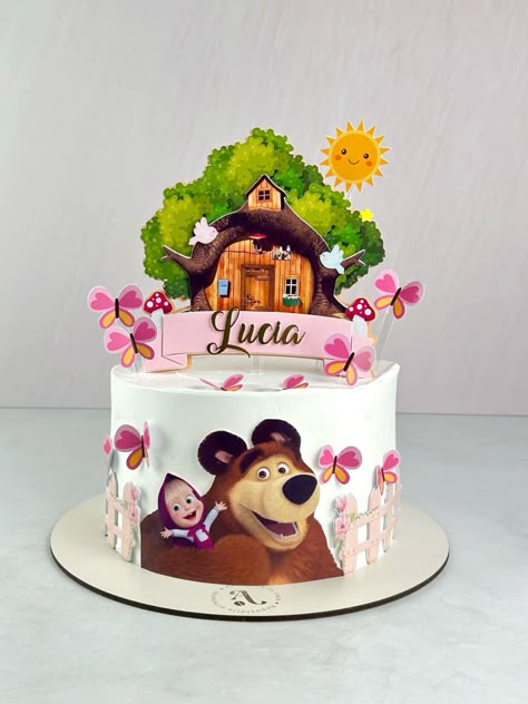 Cubierta con crema chantilli y toppers en papeleria creativa 🫶🏼✨ Masha And The Bear Cake Ideas, Masha Cake Birthday, Marsha And The Bear Cake, Masha Birthday Cake, Masha And The Bear Party Ideas, Masha And Bear Cake, Masha Cake, Masha And The Bear Cake, Fondant Cake Tutorial