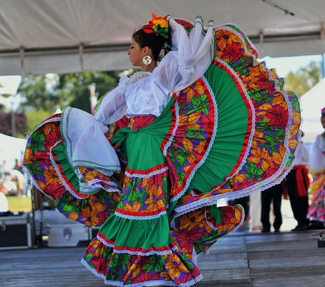 La danza folklórica que ocurre en México proviene de la herencia africana y Europea. Este baile varía en diferentes regiones. Mexican Dance Dress, Folklorico Dresses, Mexican Dance, Mexican Folklore, Traditional Mexican Dress, Ballet Folklorico, Mexican Heritage, Jitterbug, World Dance