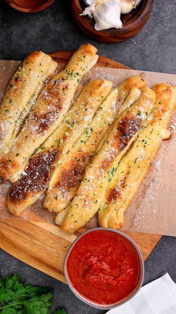 Stuffed Breadsticks, Cheese Bread Sticks, Breadsticks Recipe, Cheesy Breadsticks, Bread Sticks Recipe, Garlic Breadsticks, Bread Sticks, Olive Oil Garlic, Biscuit Rolls