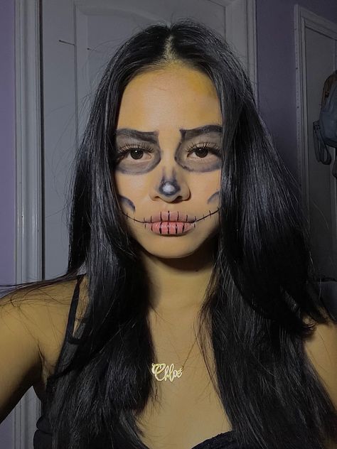 Simple Catrina Makeup Ideas Half Face, Skeleton Face Paint Easy, Skeleton Eyeshadow, Tiktok Skeleton Makeup, Easy Calavera Makeup, Skeleton Latina Makeup, Skeleton Makeup Tiktok, Simple Calavera Makeup, La Catrina Makeup Easy