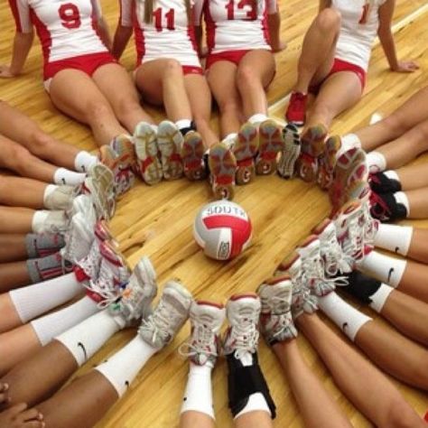 Volleyball Team Pictures, Freetime Activities, Volleyball Photography, Volleyball Memes, Volleyball Wallpaper, Volleyball Photos, Volleyball Poses, Volleyball Humor, Volleyball Inspiration