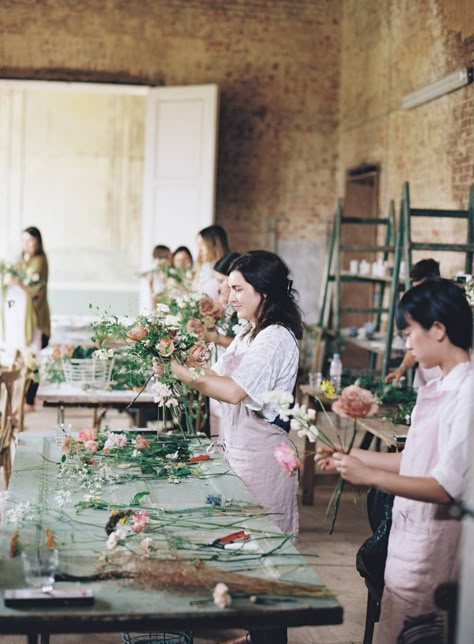 Inspiring floral design in a stately English home via Magnolia Rouge Hart Floral, Small Charcuterie, Gathering Flowers, Floral Workshop, Flower Workshop, Book And Coffee, Portrait Editorial, Norfolk England, English Home