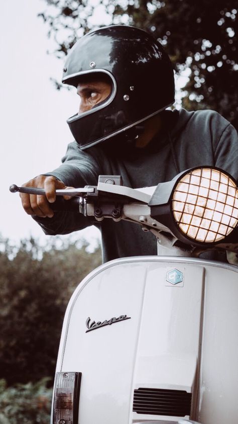 Vespa Helmet Men, Vespa Aesthetic, Vespa Helmet, Vespa Px 125, Vespa Super, Motorbike Clothing, Classic Vespa, Scooter Helmet, Vespa Px