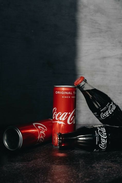 Coca Cola Commercial, Cocoa Cola, Coke Can, Coca Cola Brands, Creative Advertising Photography, Dark Food Photography, Coca Cola Christmas, Always Coca Cola, Coca Cola Bottles