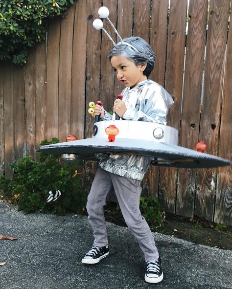 mary ➕ FIVE on Instagram: “I would let this little alien abduct me any day! 🛸🛸🛸  #Halloween #Costume #DIYCostume #Alien Alien Umbrella Costume, Diy Spaceship Costume, Alien Abduction Halloween Costume, Alien Costume Toddler, Abducted By Alien Costume, Ufo Costume Diy, Diy Ufo Costume, Family Alien Halloween Costumes, Male Alien Costume