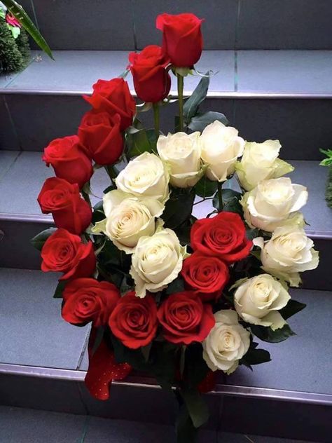 Valentine Flower Arrangements, Săpunuri Handmade, Rose Flower Arrangements, Large Flower Arrangements, Church Flower Arrangements, Red And White Roses, Creative Flower Arrangements, Flower Arrangements Simple, Church Flowers