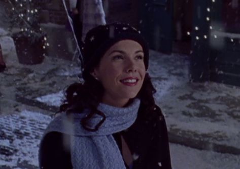 Lorelai Gilmore Snow, Gilmore Girls Christmas, Mom And Her Daughter, Gilmore Girls Netflix, Gilmore Girls Lorelai, I Smell Snow, Gilmore Girls Characters, Lorelei Gilmore, Holiday Playlist