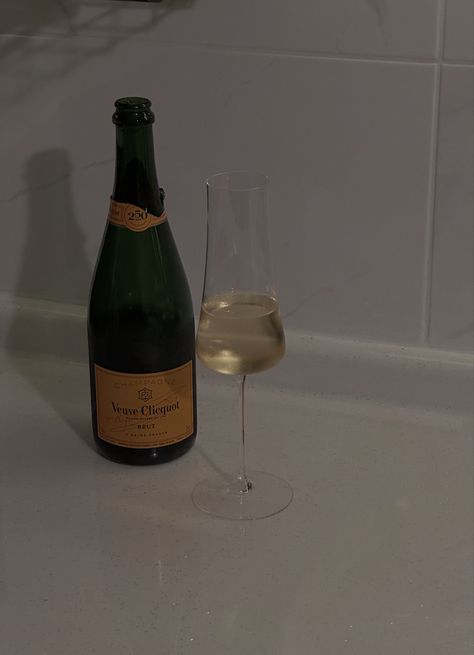 Romantic date night ideas couples date night photography veuve clicquot champagne Champagne Glasses Aesthetic, Night Before Wedding, Glass Of Champagne, Night Vibes, Champagne Wedding, Champagne Glasses, Champagne Bottle, Champagne, Glass