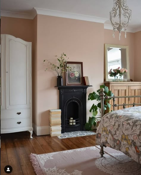 Victorian Bedroom Fireplace, Victorian Bedroom Decor, Pink Bedroom Modern, Farrow And Ball Bedroom, Dusty Pink Bedroom, Setting Plaster, Painted Bedroom, Beautiful Bedrooms Master, Plaster Paint